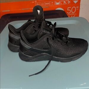 Nike Black Sneakers with Cushioned Midsole and Ankle Support